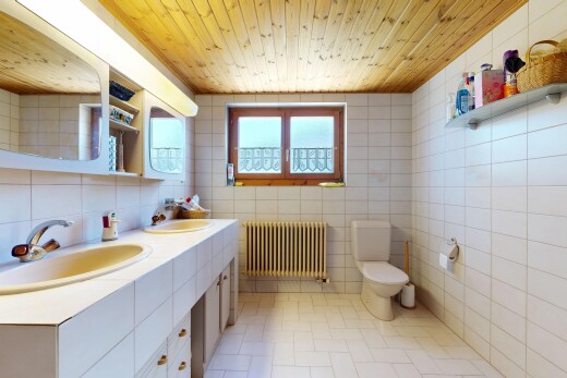 bad mit tile floor, fliesenboden, spiegel, kühler, und inside property