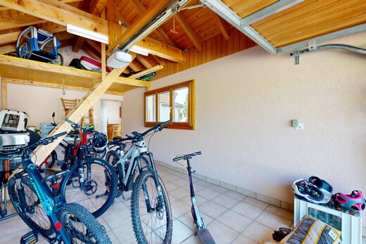 fitnessstudio mit garage, inside property, vaulted ceiling, dachschräge, und natural light