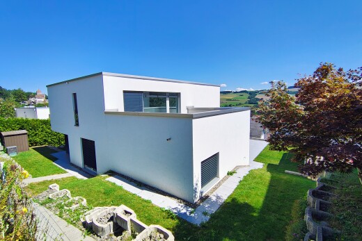 außenansicht mit rasen, stuckverkleidung, property visible, und day time