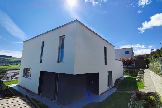 außenansicht mit zaun, day time, property visible, stuckverkleidung, und rasen