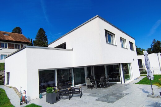 außenansicht mit property visible, terrasse, stuckverkleidung, und day time