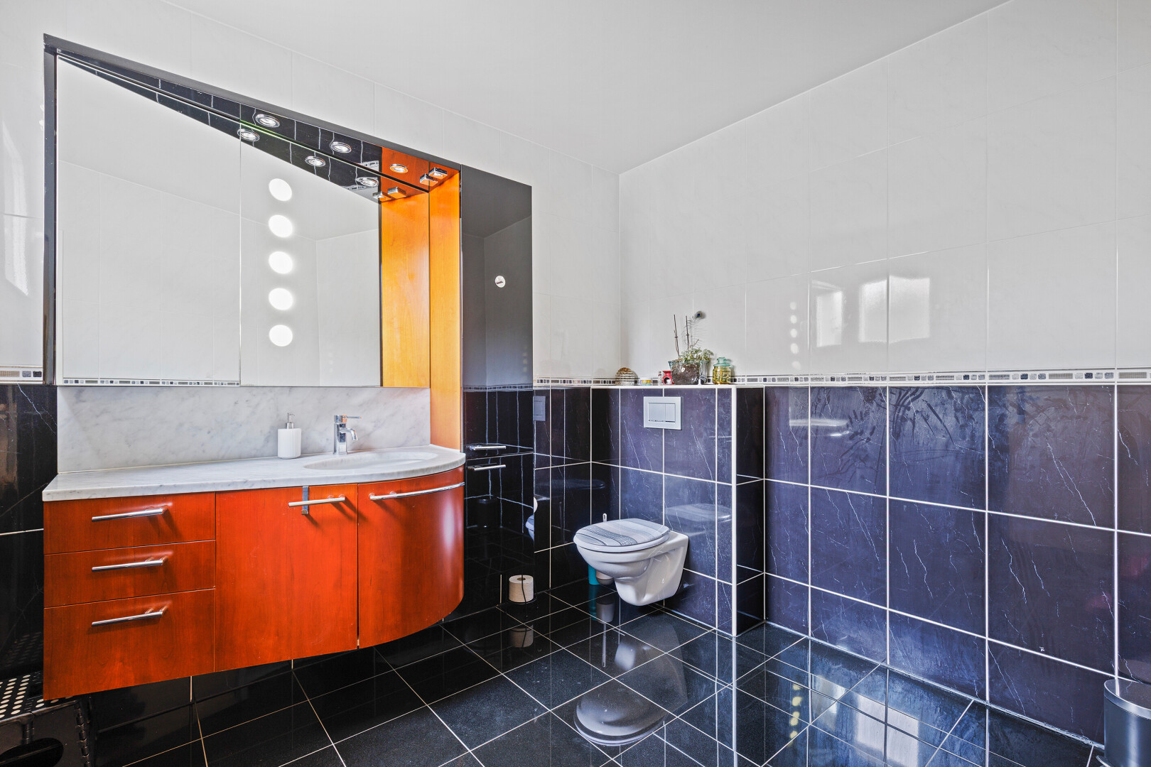 bad mit tile wall, fliesenwand, schminktisch, inside property, und toilette