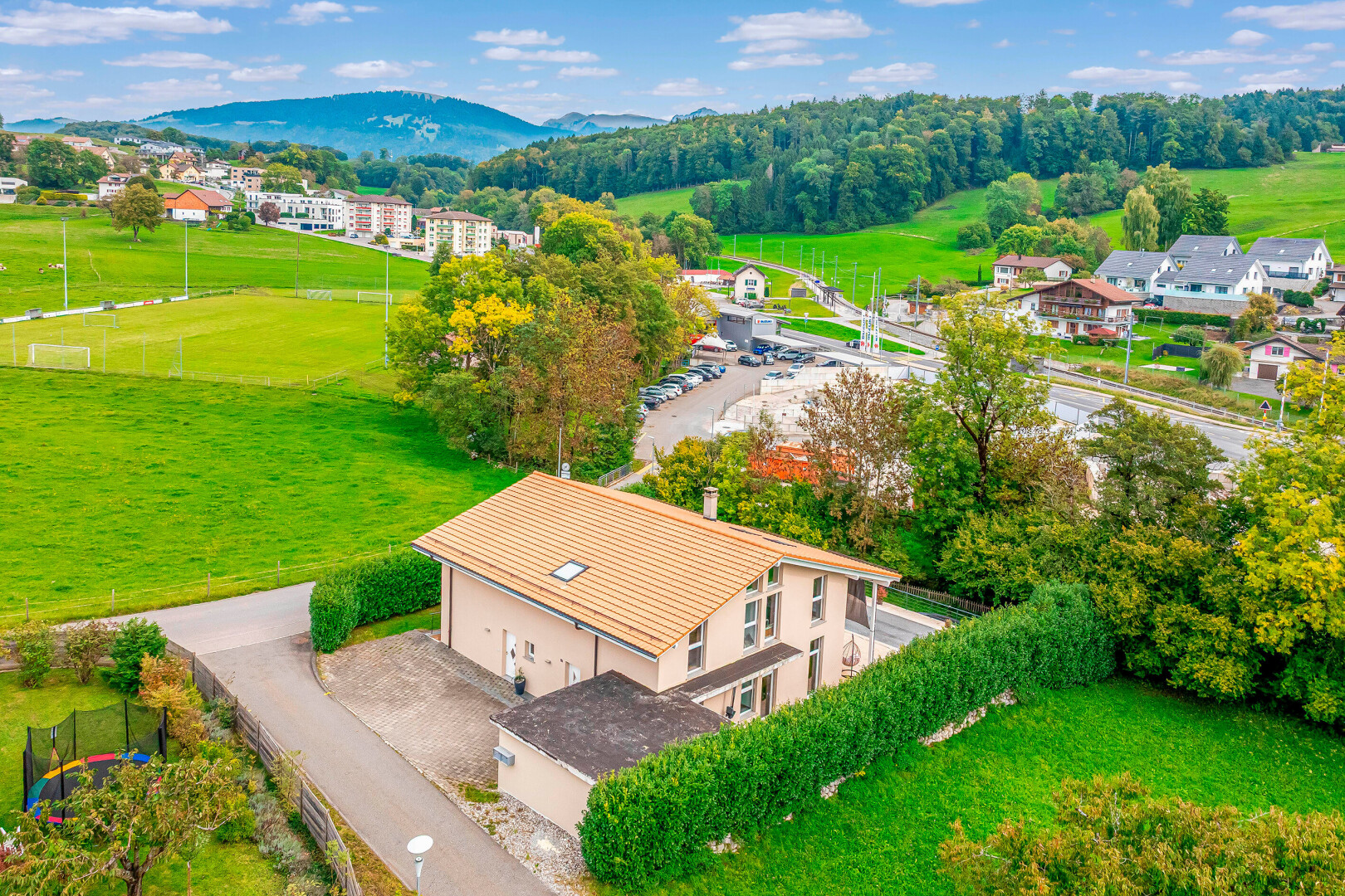 außenansicht mit day time, mountain view, blick auf die berge, und rasen