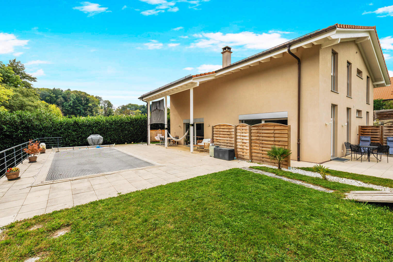 terrasse mit zaun, terrasse, property visible, rasen, und day time