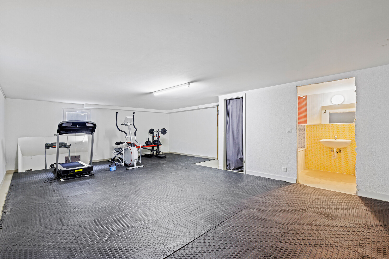 fitnessstudio mit inside community, drywall, low ceiling, baseboards wall, und waschbecken