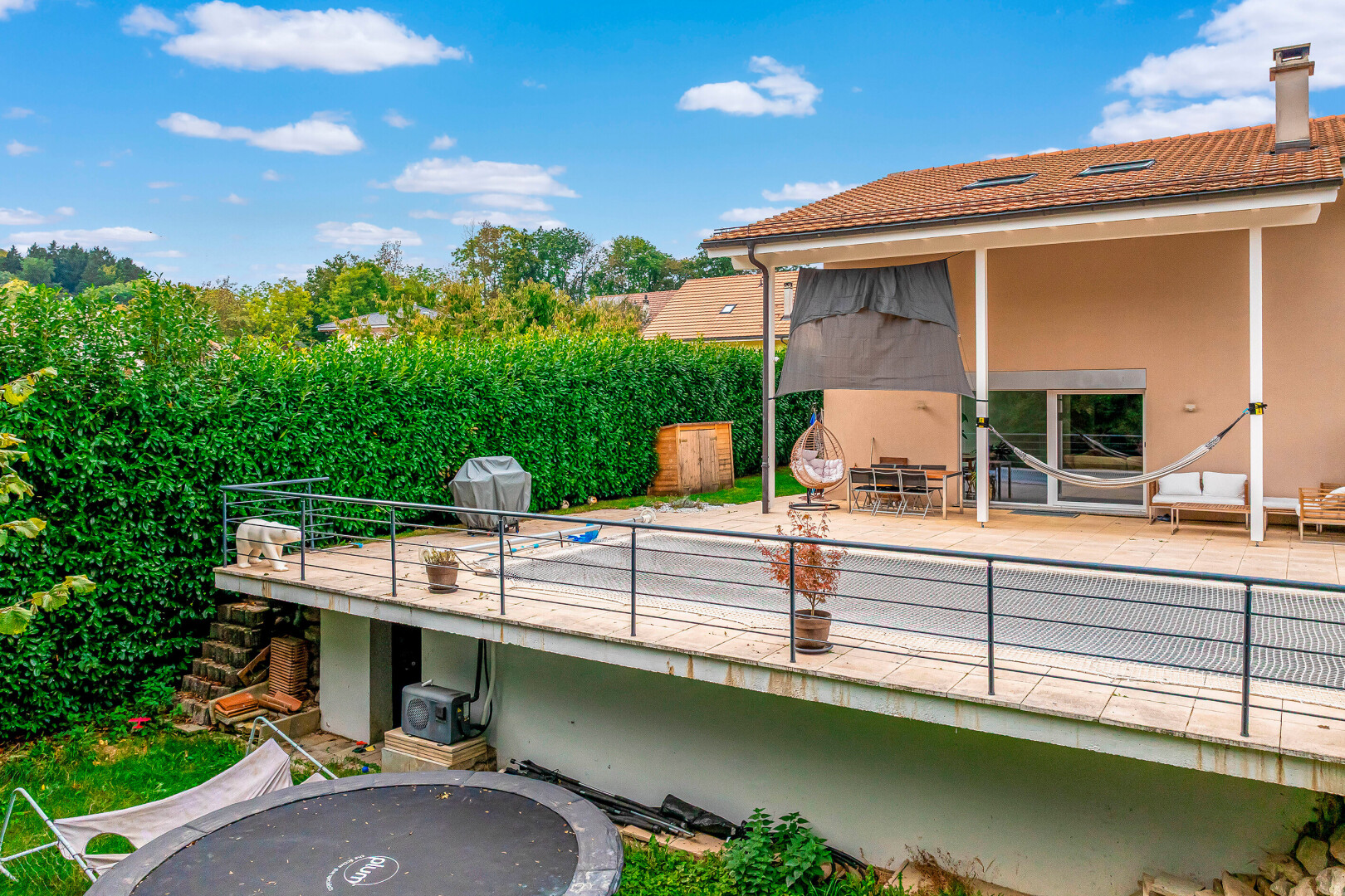 außenansicht mit property visible, terrasse, stuckverkleidung, day time, und schornstein