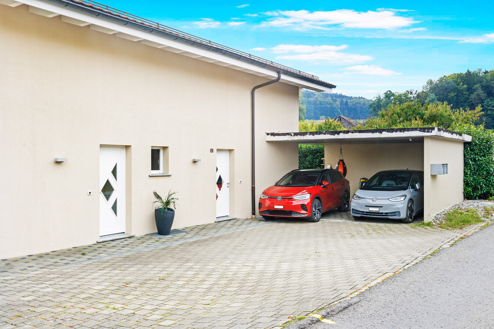 außenansicht mit property visible, stuckverkleidung, day time, carport angeschlossen, und auffahrt