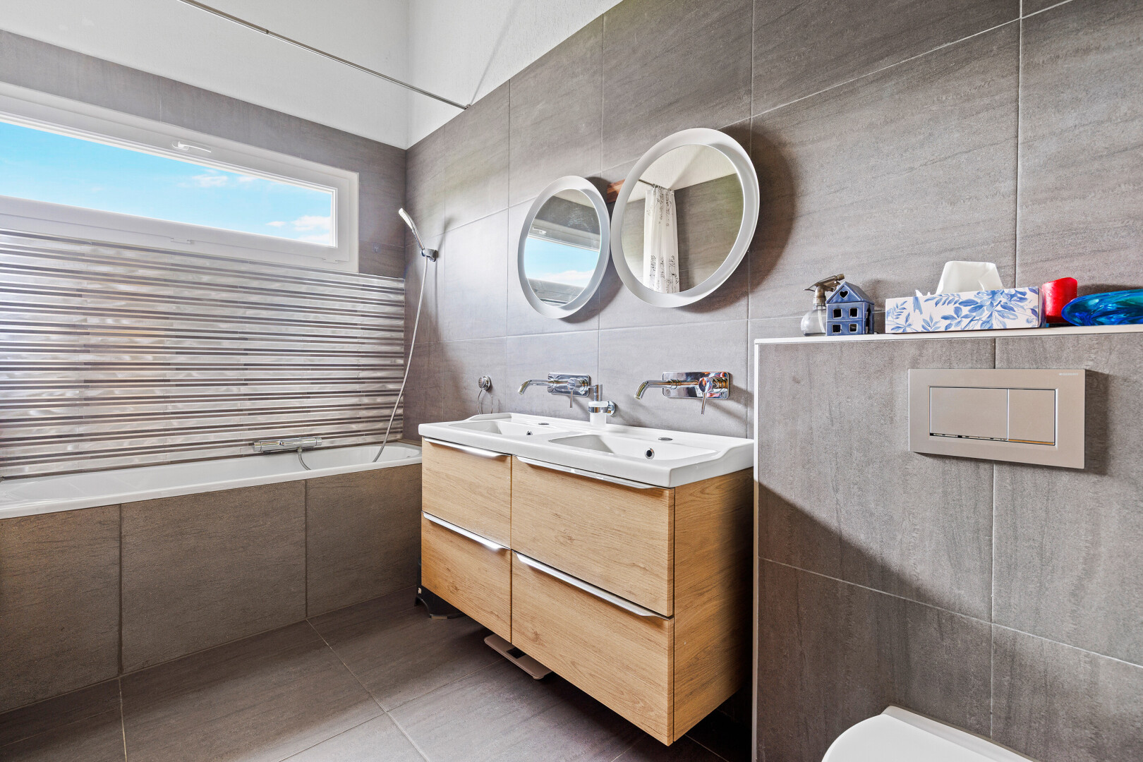 bad mit fliesenwand, tile wall, kombiniertes bad / dusche, spiegel, und komplettes badezimmer