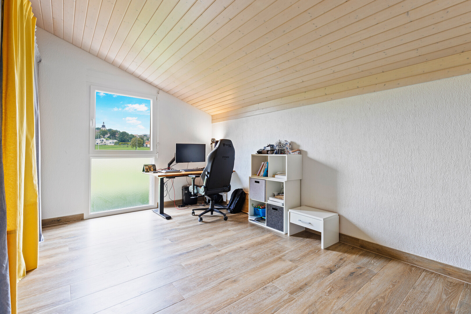 büro mit natural light, natürliches licht, vaulted ceiling, wood finish floor, und holzfußboden