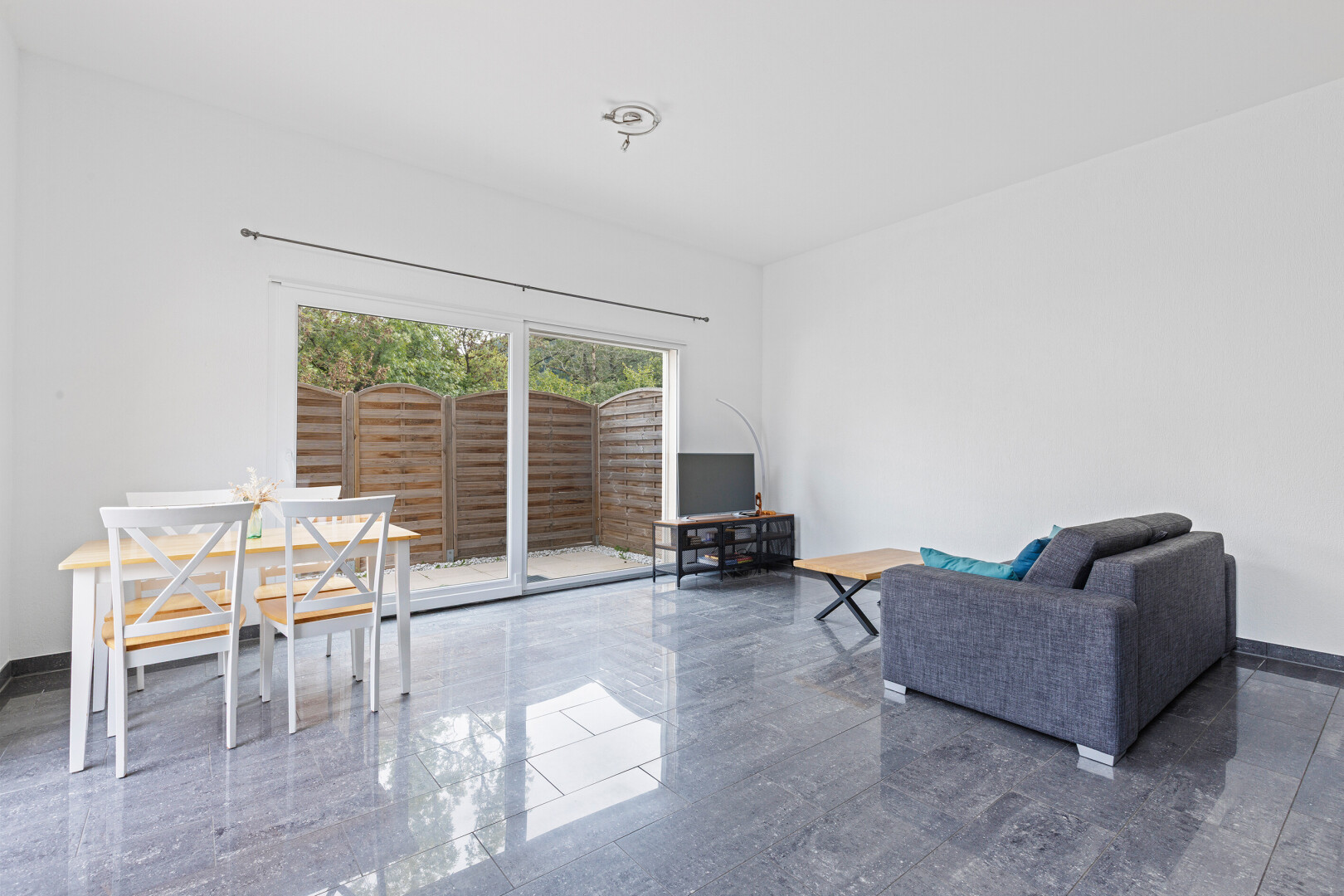 wohn- / esszimmer mit natural light, natürliches licht, inside property, drywall, und gipskartonwand