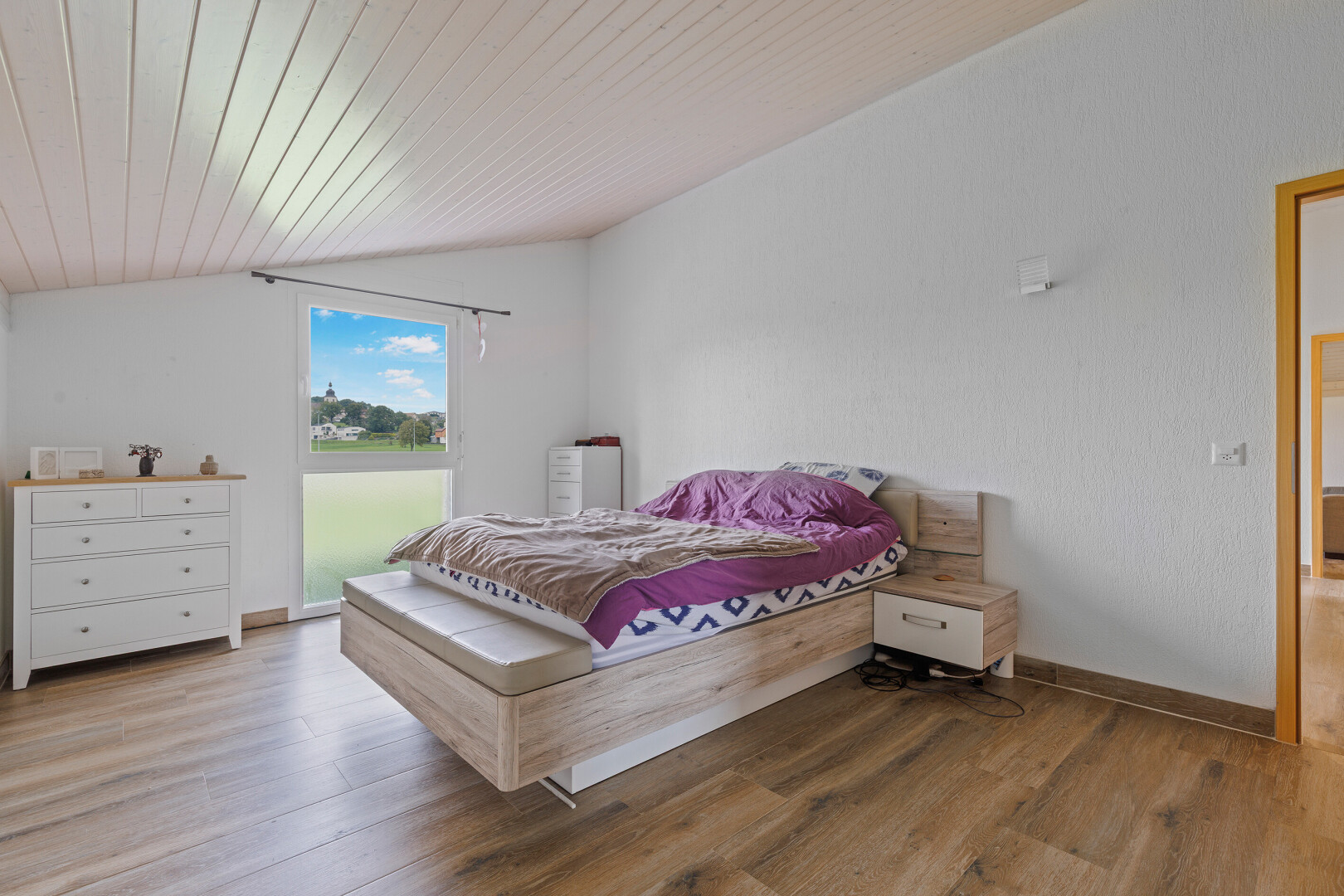 zimmer / schlafzimmer mit dachschräge, vaulted ceiling, natürliches licht, natural light, und day time