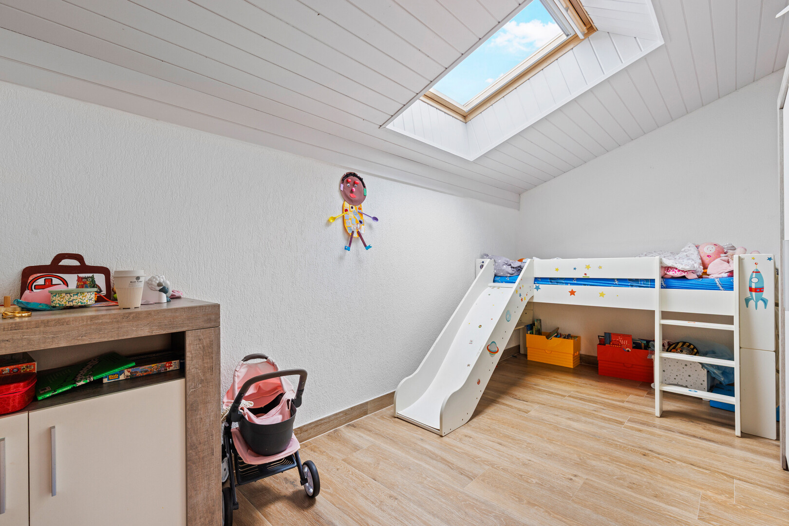 zimmer / schlafzimmer mit holzfußboden, wood finish floor, inside property, dachfenster, und dachschräge