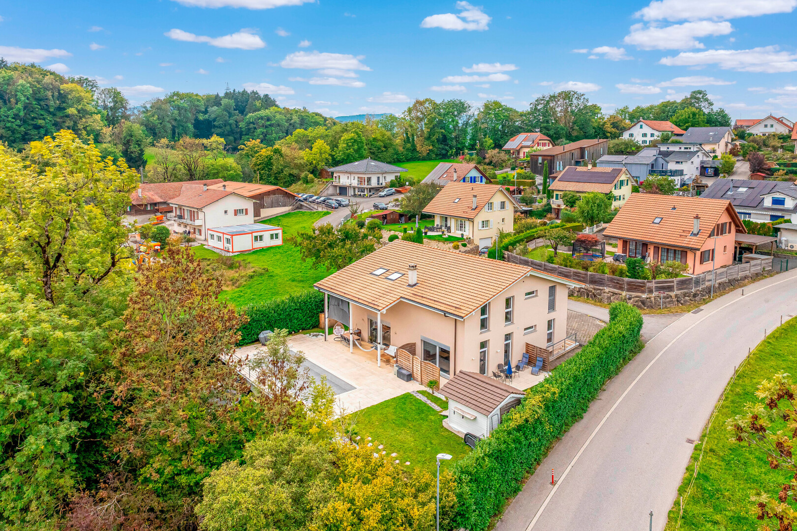 außenansicht mit terrasse, wohngebietblick, residential view, day time, und drone view