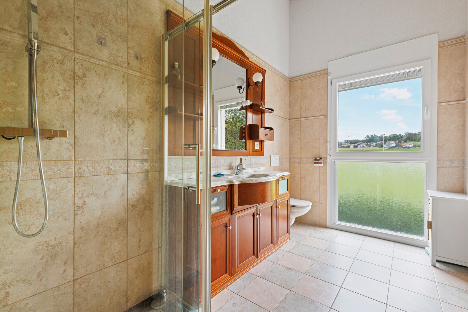 bad mit dusche, schminktisch, spiegel, komplettes badezimmer, und natural light