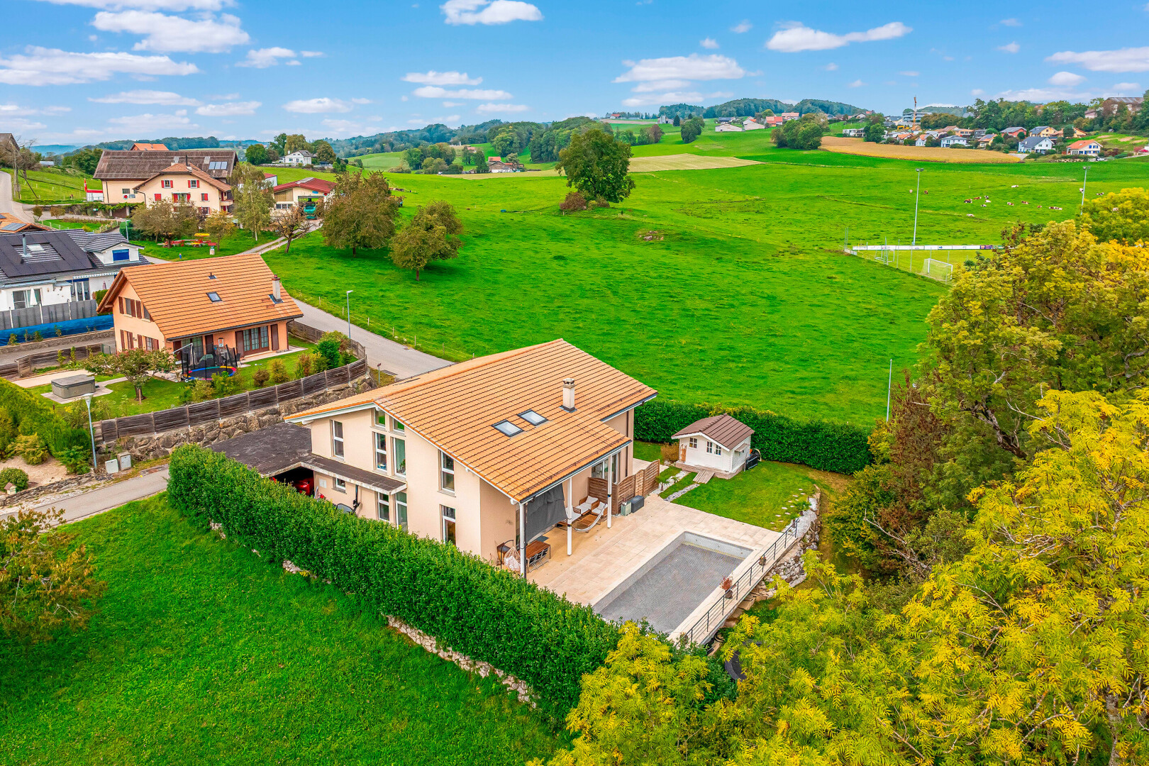 außenansicht mit terrasse, property visible, und day time