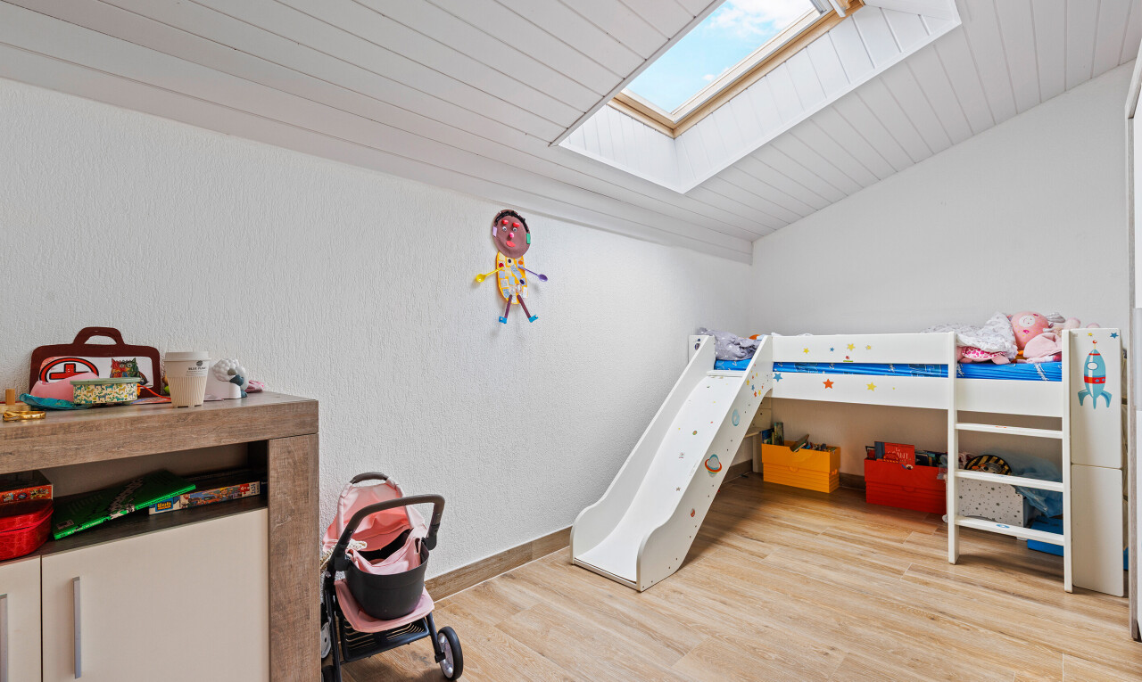 chambre avec sol en finition bois, wood finish floor, inside property, puits de lumière, et plafond voûté