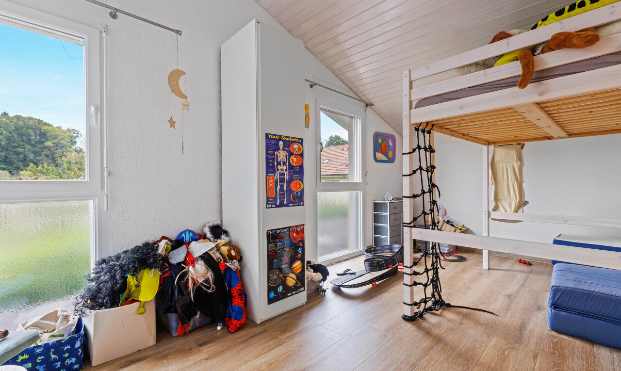 gym avec lumière naturelle, natural light, inside property, sol en finition bois, et wood finish floor