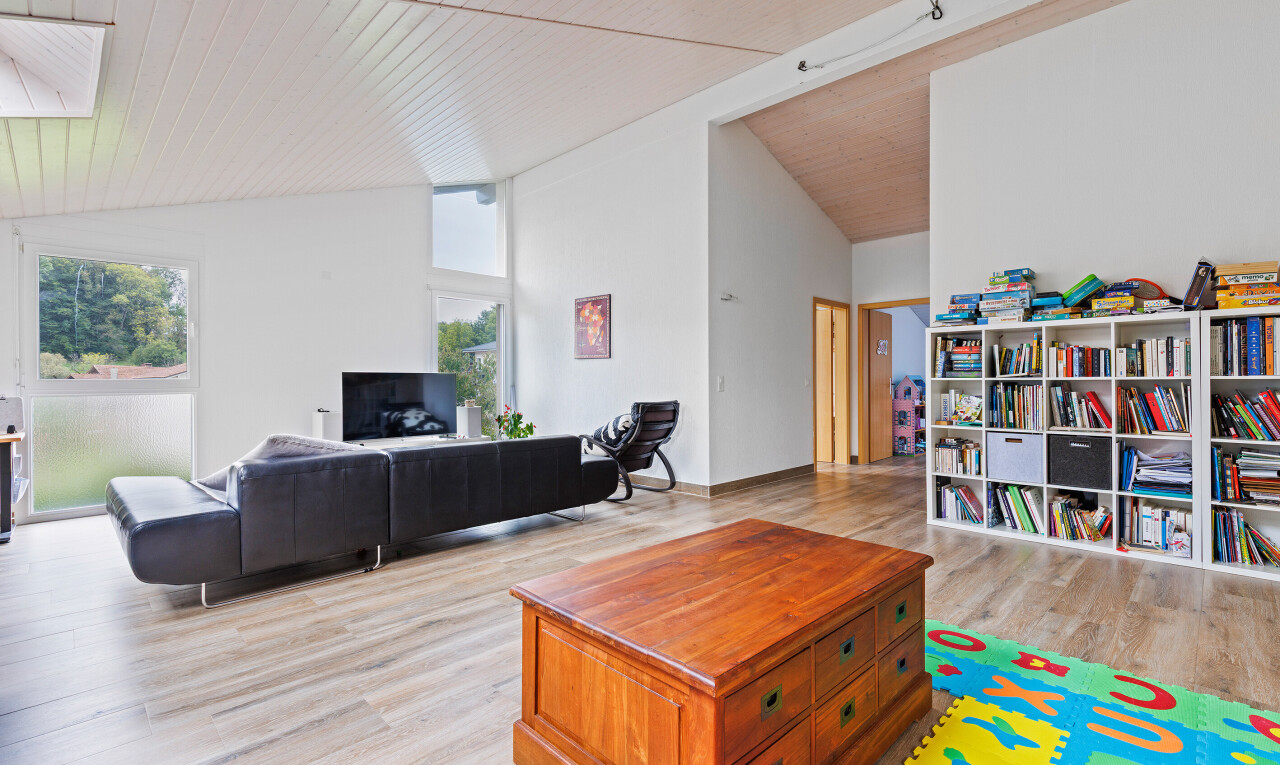 salon avec vaulted ceiling, plafond voûté, natural light, lumière naturelle, et wood finish floor