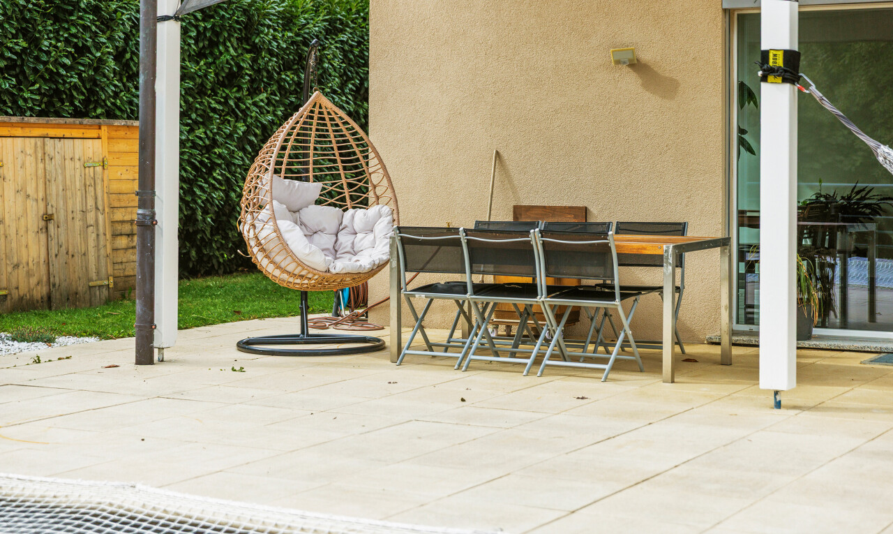 terrasse avec terrasse, coin repas extérieur, et clôture