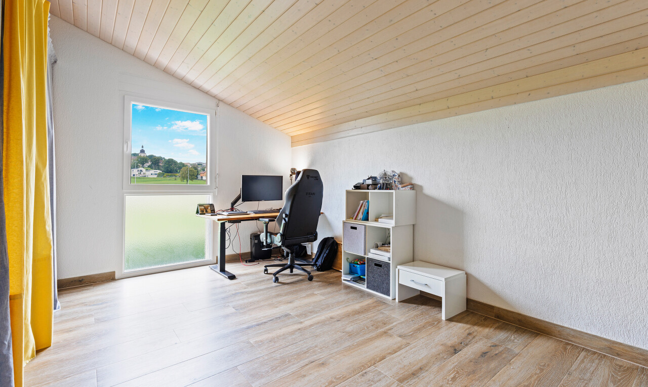 bureau avec natural light, lumière naturelle, vaulted ceiling, wood finish floor, et sol en finition bois