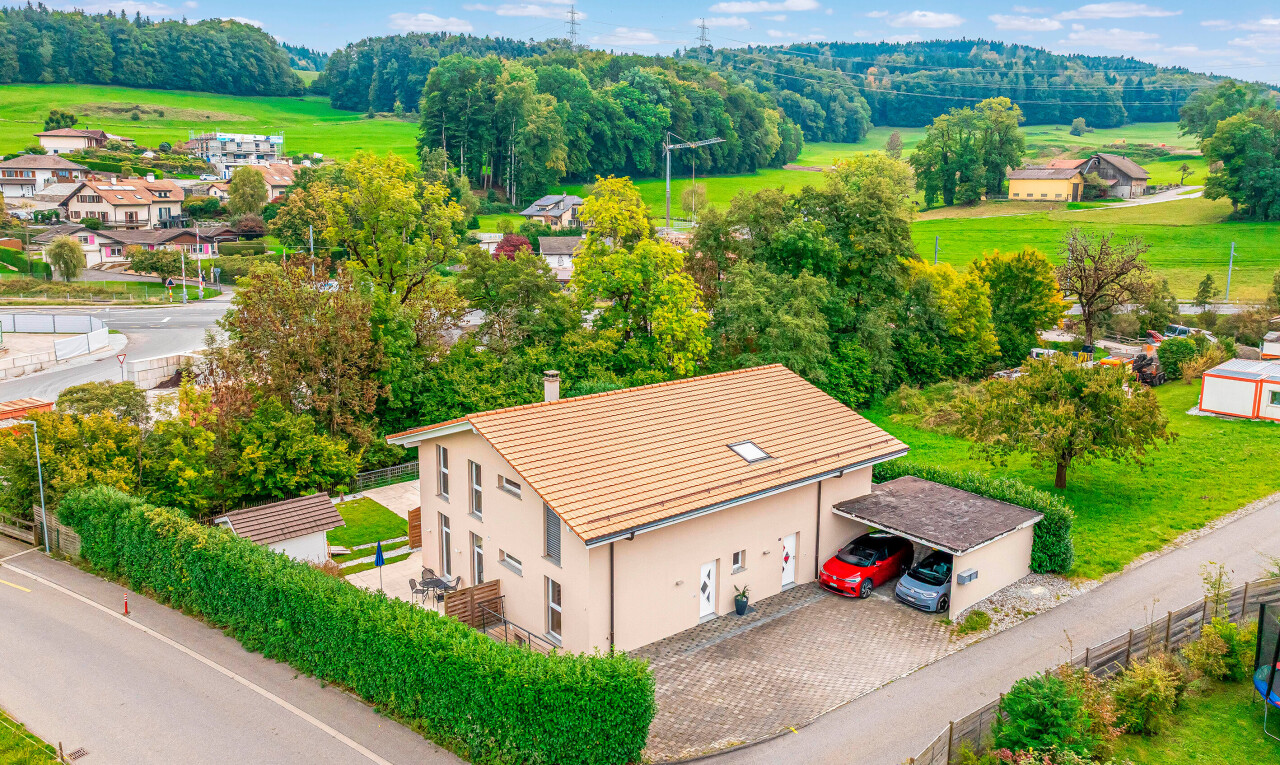 outdoor house with driveway