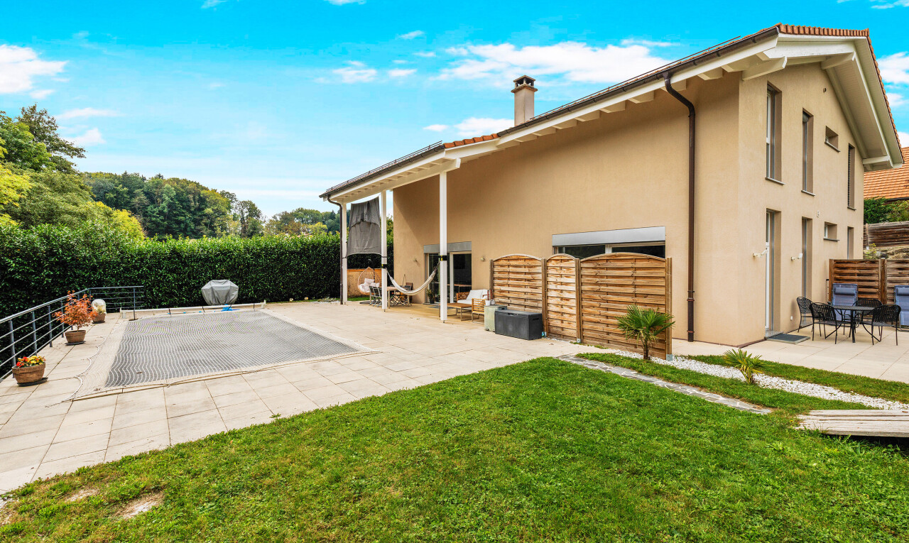terrasse avec clôture, terrasse, property visible, pelouse, et day time