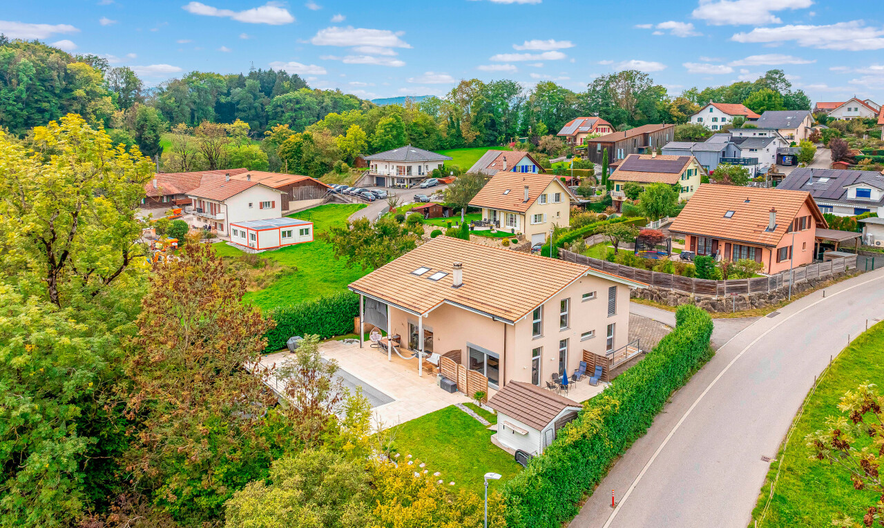 außenansicht mit terrasse, wohngebietblick, residential view, day time, und drone view