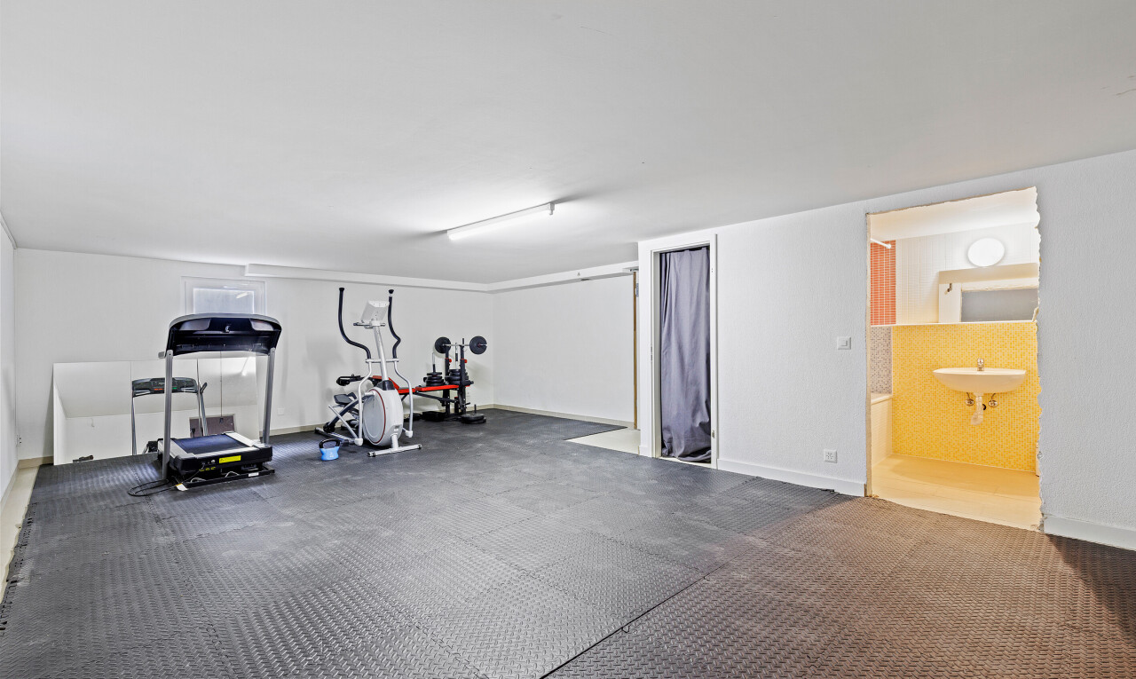 gym avec inside community, drywall, low ceiling, baseboards wall, et évier