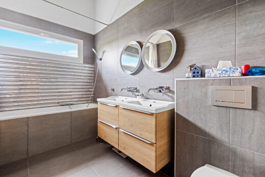 bad mit fliesenwand, tile wall, kombiniertes bad / dusche, spiegel, und komplettes badezimmer