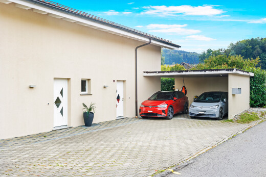 außenansicht mit property visible, stuckverkleidung, day time, carport angeschlossen, und auffahrt