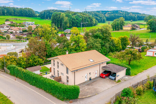 außenansicht mit zaun, day time, property visible, auffahrt, und rasen