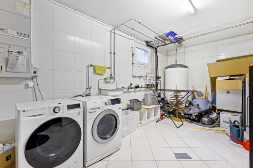 wäschekammer mit fliesenboden, tile floor, inside property, wasserkocher, und wäscherei