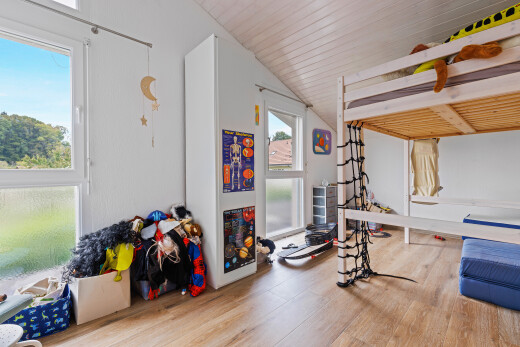 fitnessstudio mit natürliches licht, natural light, inside property, holzfußboden, und wood finish floor