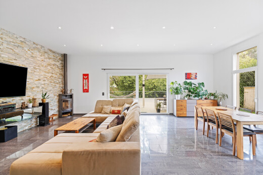 wohn- / esszimmer mit natural light, natürliches licht, fernseher, inside property, und drywall