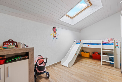 zimmer / schlafzimmer mit holzfußboden, wood finish floor, inside property, dachfenster, und dachschräge
