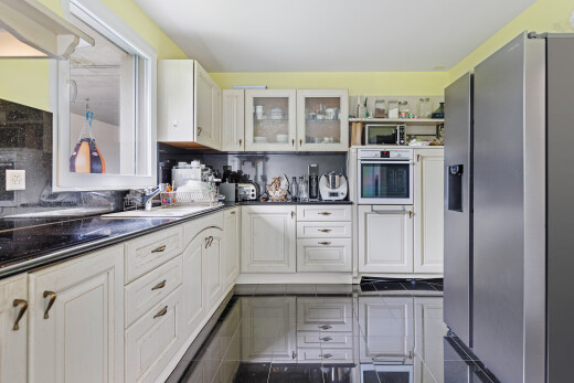 küche mit kühlschrank, hochgezogene schränke, ofen, inside property, und schränke mit glastüren