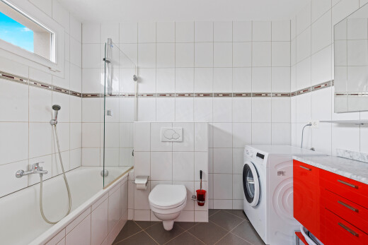 bad mit inside property, kombiniertes bad / dusche, komplettes badezimmer, natural light, und natürliches licht