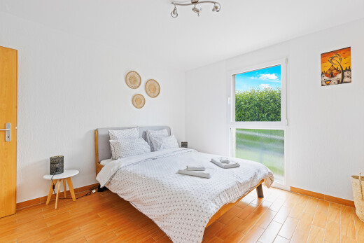 zimmer / schlafzimmer mit natural light, natürliches licht, baseboards wall, sockelleisten, und inside property