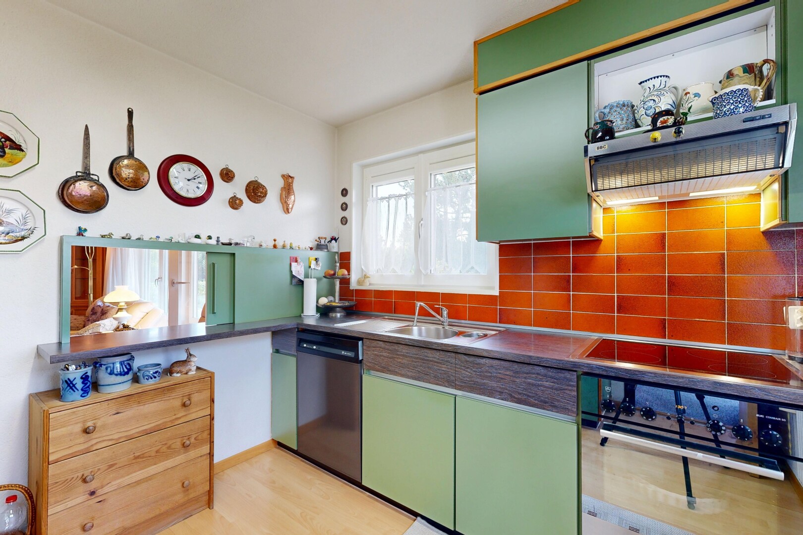 cuisine avec green cabinets, armoires vertes, four, backsplash, et dosseret