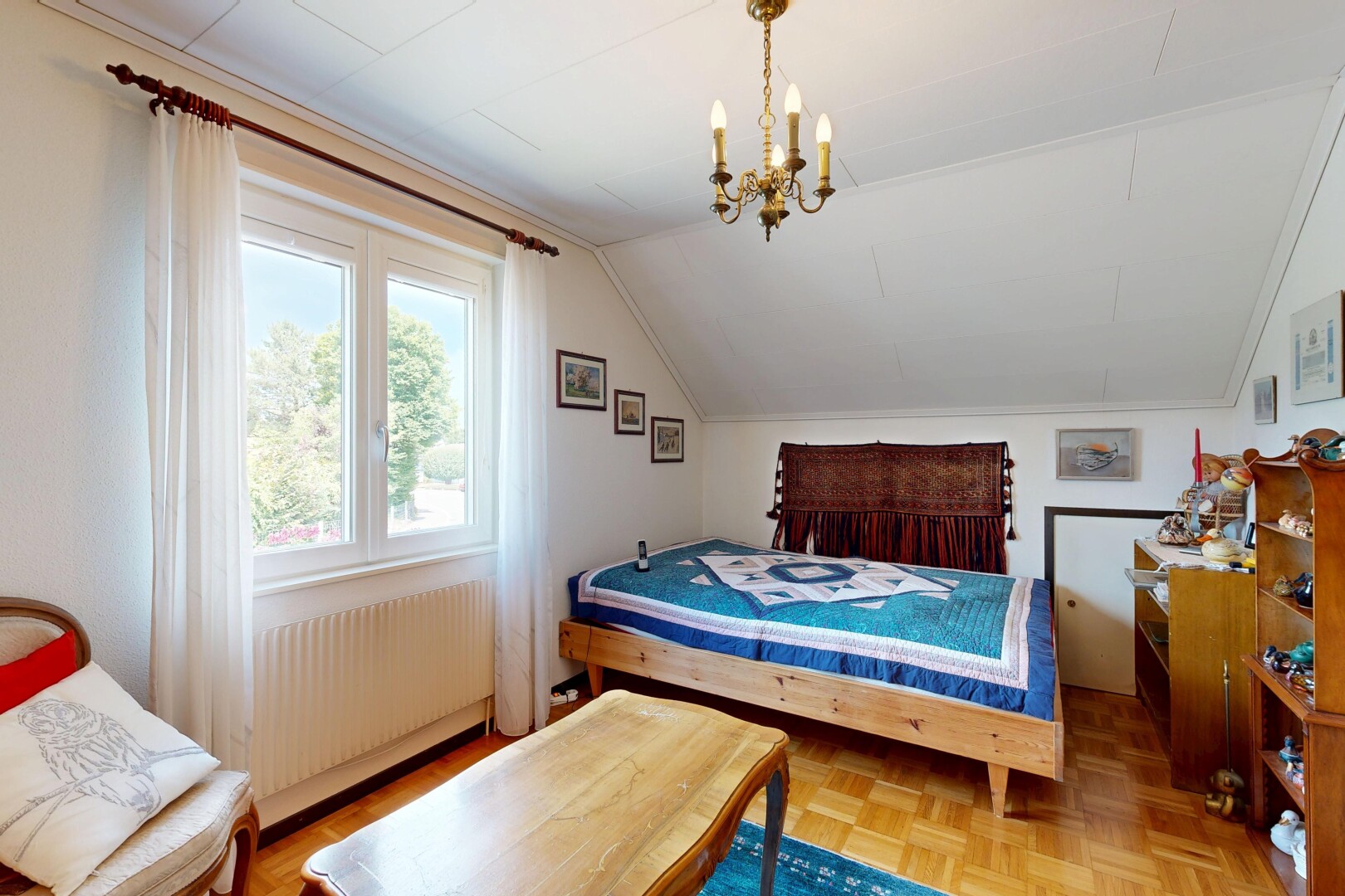chambre avec radiateur, wood finish floor, sol en finition bois, pièce supplémentaire, et parquet floor