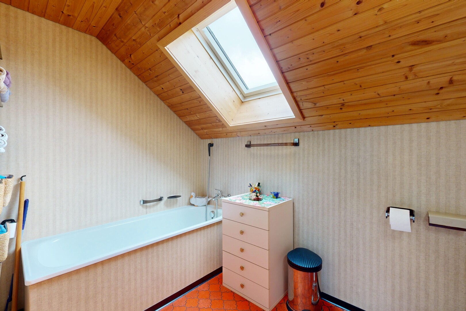 salle de bains avec puits de lumière, bain, vaulted ceiling, plafond voûté, et salle de bain complète