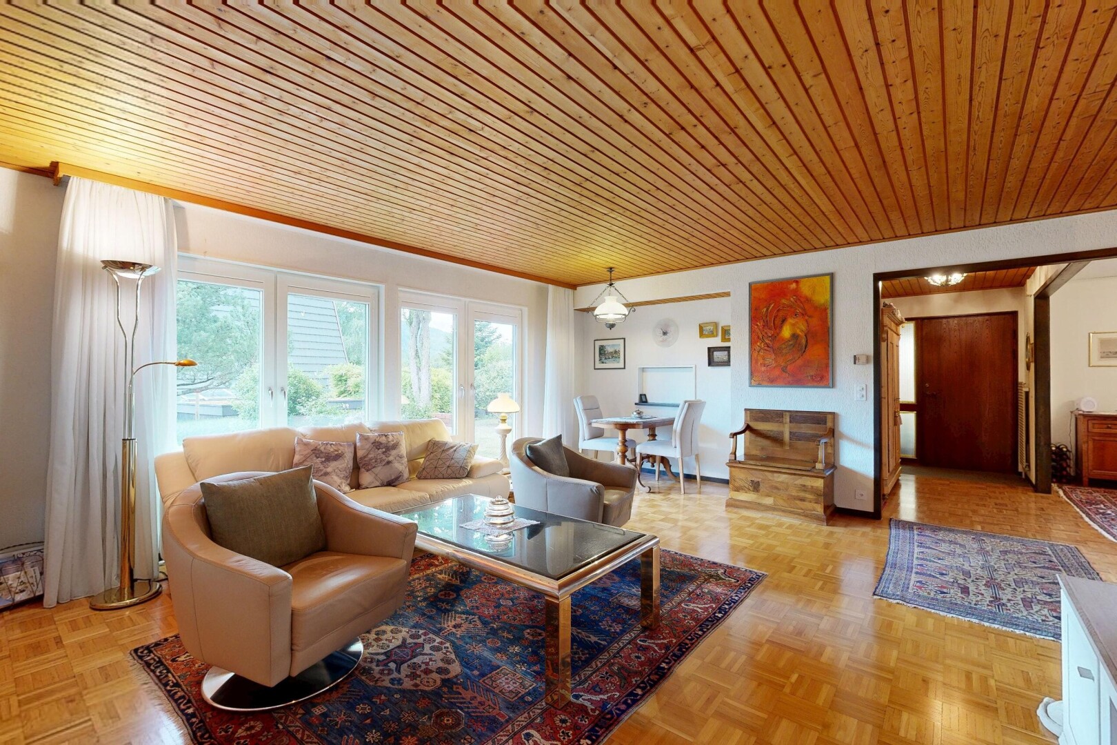 salon avec wood ceiling, plafond en bois, wood finish floor, sol en finition bois, et inside property