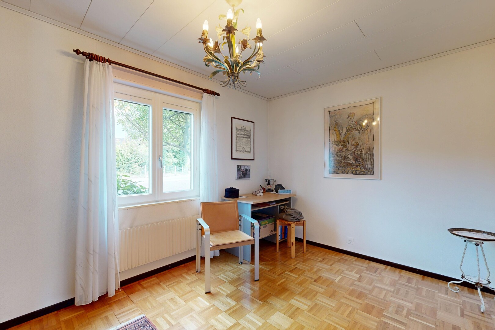 bureau avec wood finish floor, sol en finition bois, drywall, cloison sèche, et parquet floor