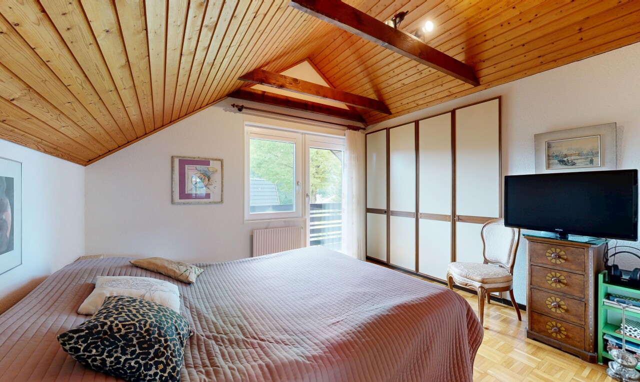 chambre avec télévision, vaulted ceiling, plafond voûté, high end ceiling, et drywall