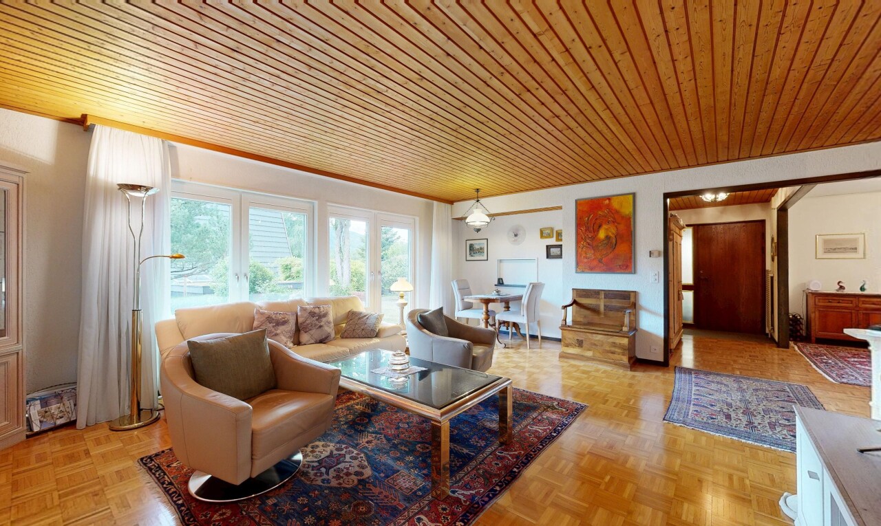 salon avec wood ceiling, plafond en bois, wood finish floor, sol en finition bois, et inside property