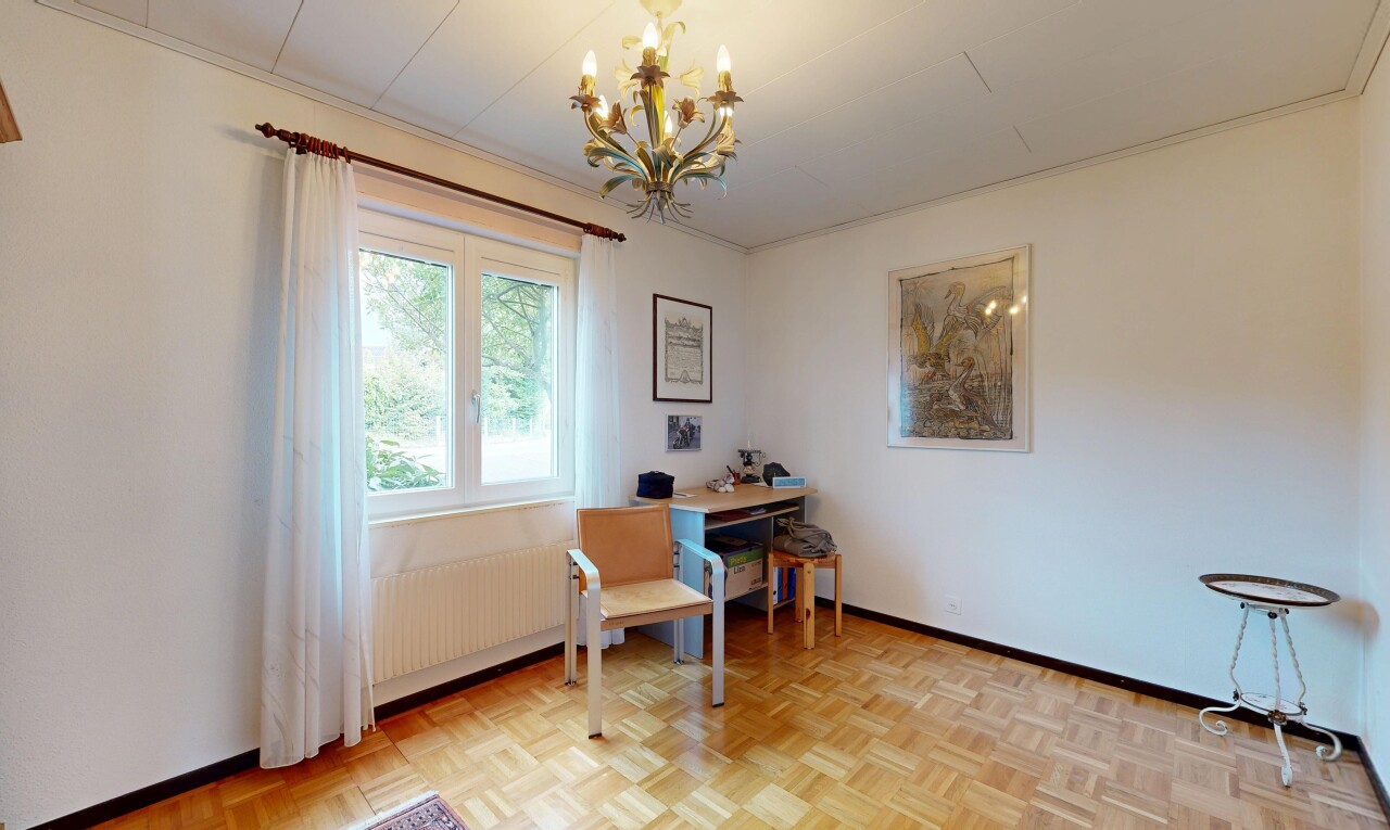 bureau avec wood finish floor, sol en finition bois, drywall, cloison sèche, et parquet floor