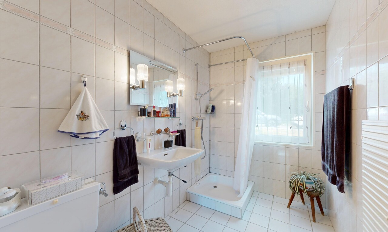 salle de bains avec mur en carrelage, tile wall, miroir, salle de bain complète, et douche