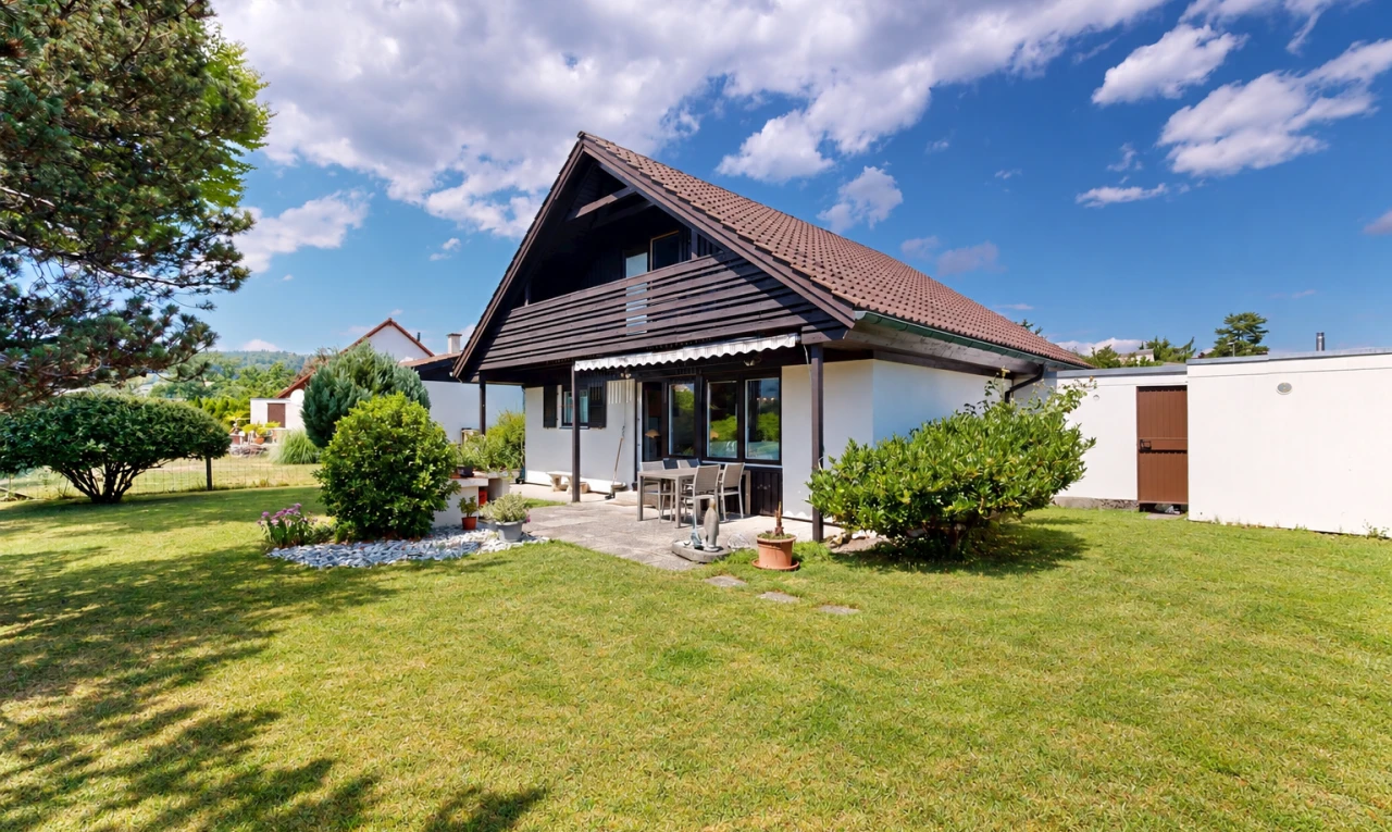 außenansicht mit property visible, rasen, from property, ziegeldach, und day time
