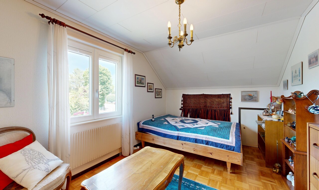 chambre avec radiateur, wood finish floor, sol en finition bois, pièce supplémentaire, et parquet floor