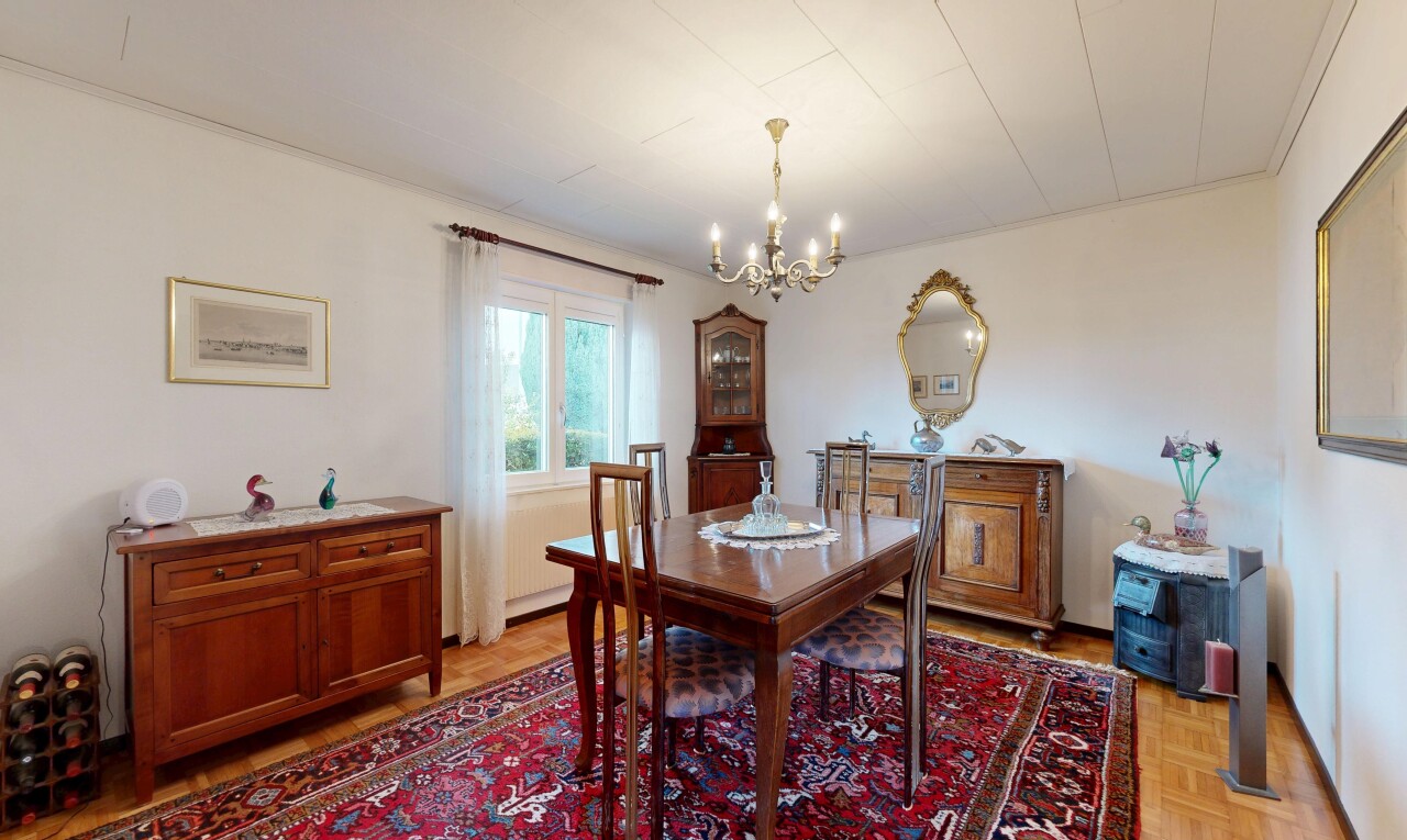 salle à manger avec drywall, cloison sèche, wood finish floor, sol en finition bois, et lumière naturelle